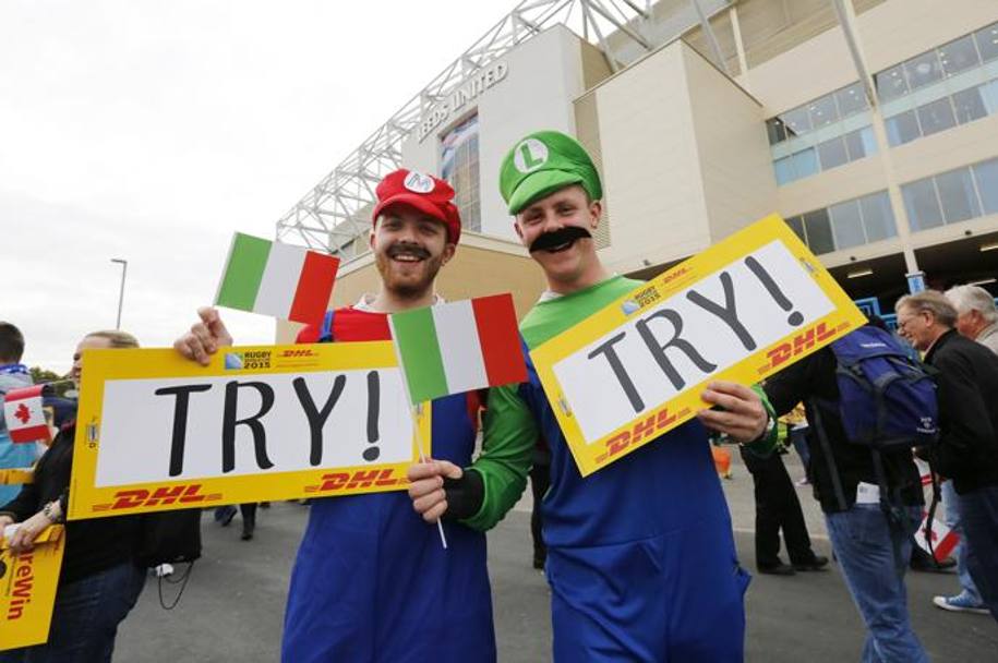 Mario e Luigi presenti a Elland Road: tifano Italia. Reuters